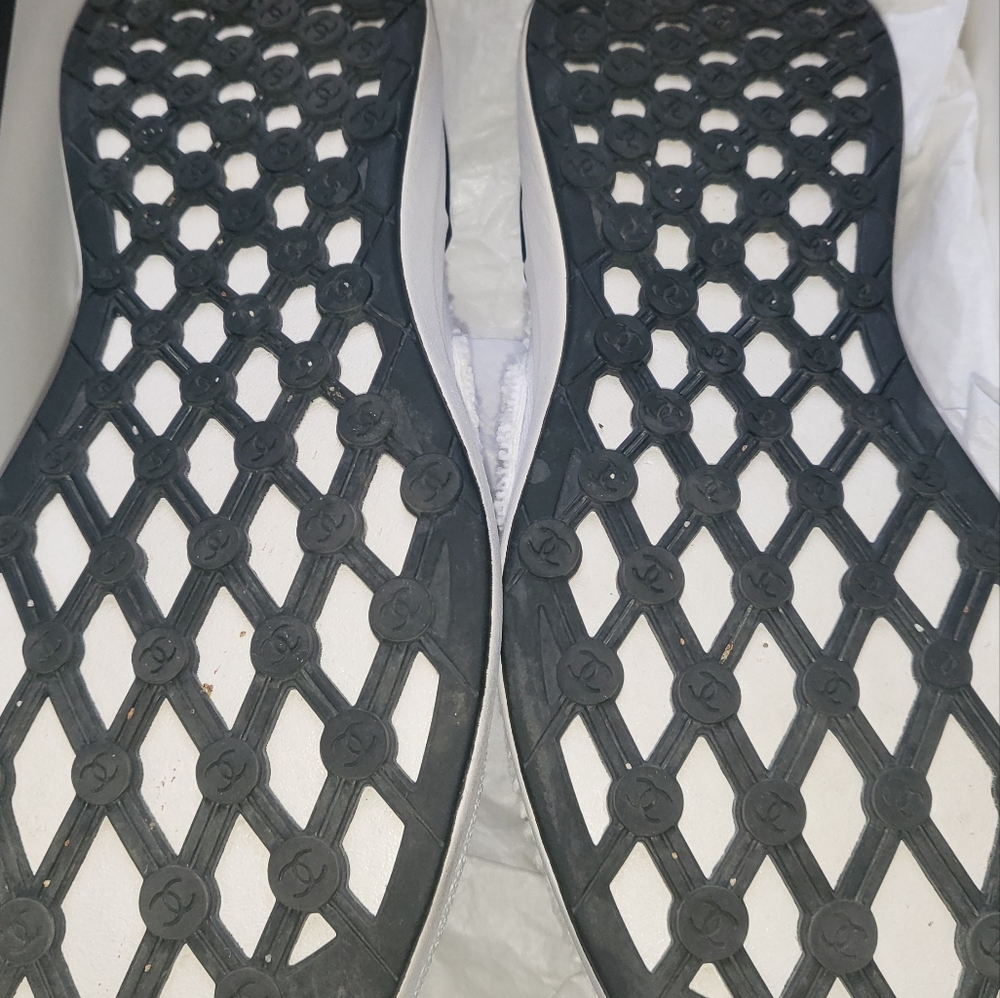 CHANEL White Sneakers Modern Minimalist Design - Picture 5 of 5